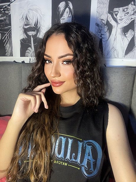 Pretty babe Leon Mariana flaunts her hot behind in a seductive lacy negligee - Image 14 of 20  in Model category   featuring Leon Mariana 