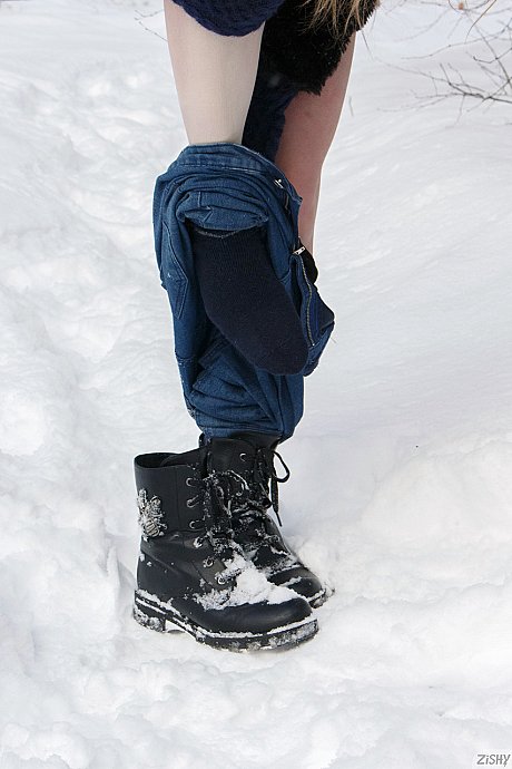 Amateur babe Lida Nowak shows her natural titties and poses in the snow - Image 3 of 13  in Pussy category   featuring Lida Nowak 