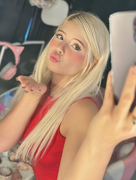 Blonde OnlyFans cam babe Yumi Bumsy flaunts her huge butt in a sexy compilation - Image 7 of 20  in Teen category   featuring Yumi Bumsy 