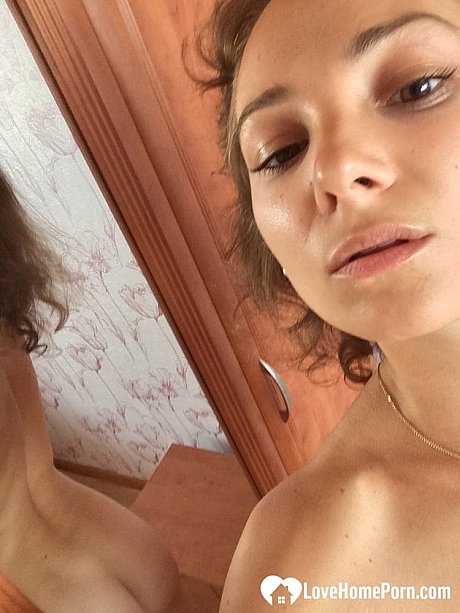 Amateur teenie shows her petite figure in a homemade mirror selfie session - Image 19 of 20  in Legs category  