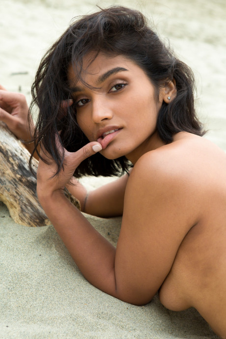Ravishing teen Angel Constance unveils her attractive tits and poses on the beach - #699125