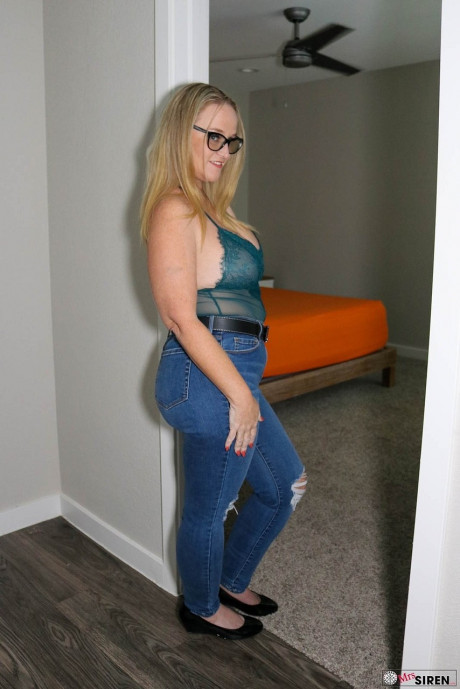 Ravishing blonde fatty Dee Siren exposes her meaty booty while teasing in jeans - #1476378