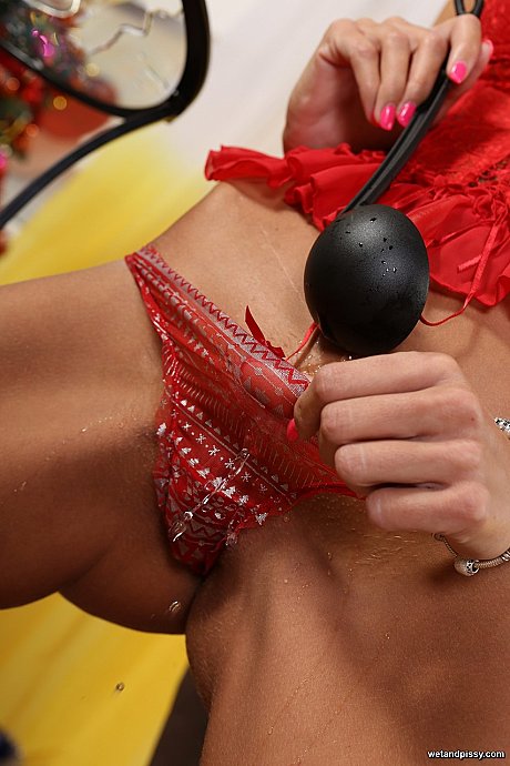 Tanned mom Eveline Neill shows her pussy and pees before toying herself - Image 5 of 21  in Dildo category   featuring Eveline Neill 