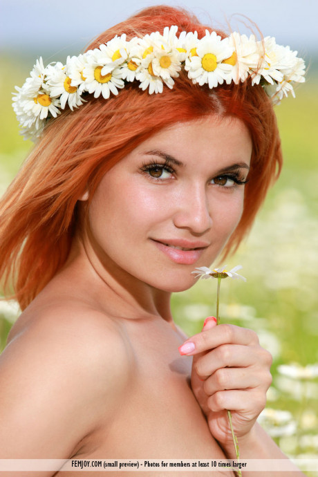 Pretty redhead Dina P sports a crown of daisies while unprotected nude in a field - #292158