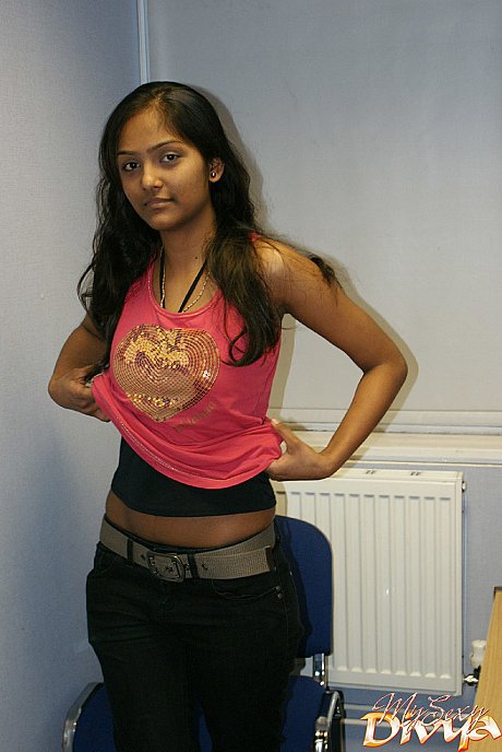 Desi solo chick girl broad holds her nice titties as she undresses to model in the nude - Gallery #23474