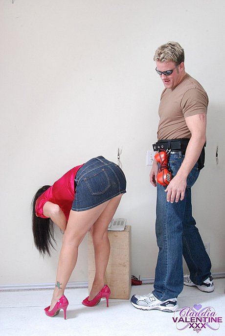 Skinny old Claudia Valentine strips and gets rammed by a handyman - Image 3 of 21  in Pussy category   featuring Seth Dickens, Claudia Valentine 