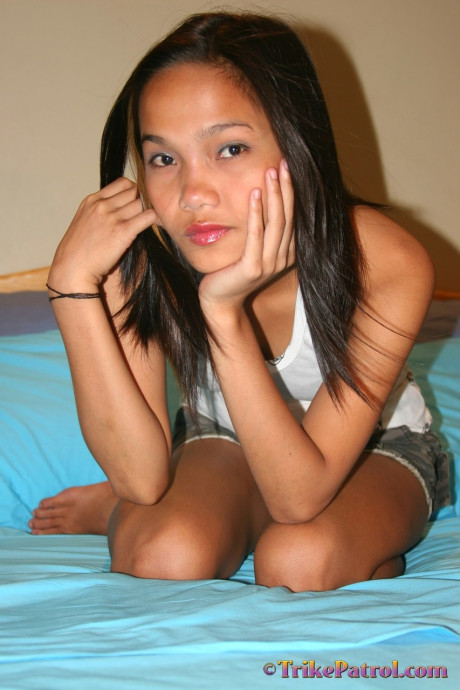 Beautiful attractive Filipina teenie Leslie Gonzalez shows her holes before having hot sex - #1466433