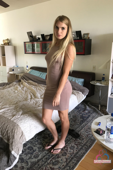 Thin amateur Hannah Hawthorne flaunts her nice breasts and hot twat on a bed - #1194094