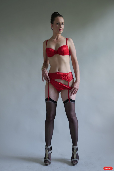 Tall petite German babe Valeria Jones poses in pretty red underwear - #887000