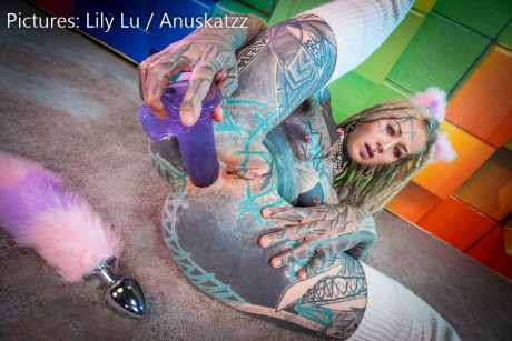 Heavily tattooed skank lady Anuskatzz toys her butthole while sporting dreadlocks - #508106