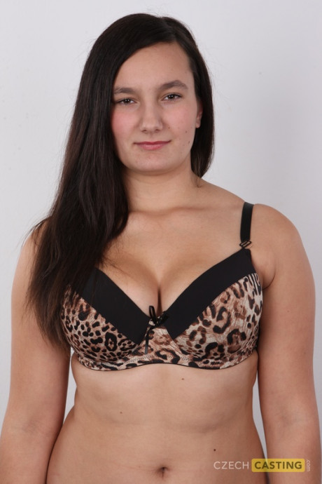 Brunette amateur Iveta strips completely naked in a confident manner - #977743