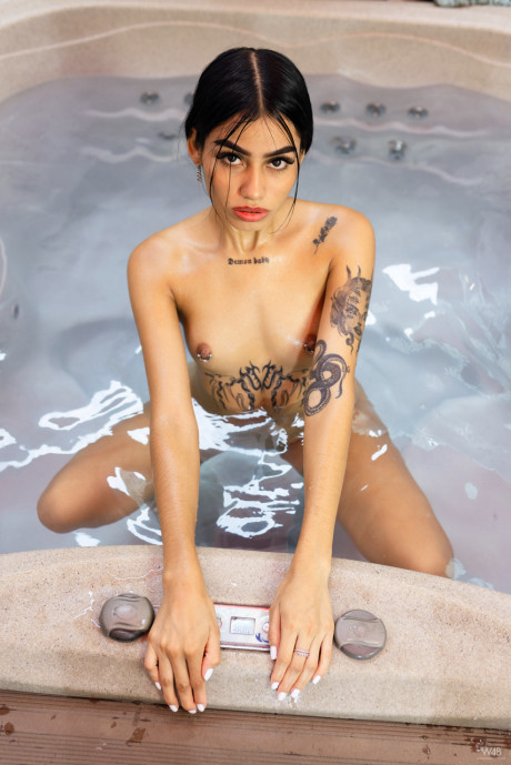 Thin babe Sofia flaunts her massive butt in pretty underwear & while naked - #1223144