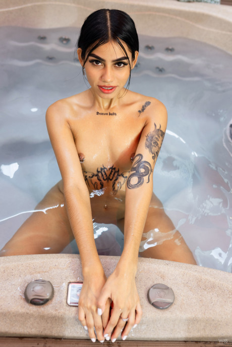 Thin babe Sofia flaunts her massive butt in pretty underwear & while naked - #1223145
