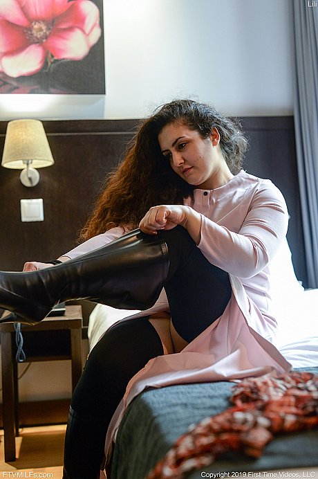 Brunette plumper shows her upskirt snatch with a strand of pearls wedged in slit - Image 6 of 15  in Pussy category   featuring Miss Arab Lili 