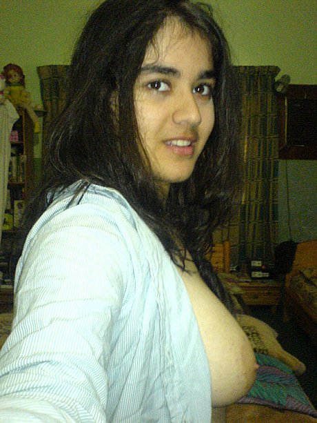 Indian lady GF girl takes self shots with monstrous natural tits free of blouse