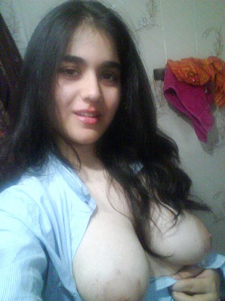 Indian lady GF girl takes self shots with monstrous natural tits free of blouse - Image 7 of 10  in Babe category  