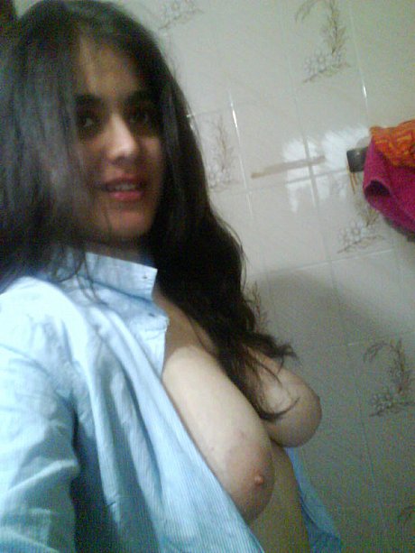 Indian lady GF girl takes self shots with monstrous natural tits free of blouse - Image 9 of 10  in Babe category  