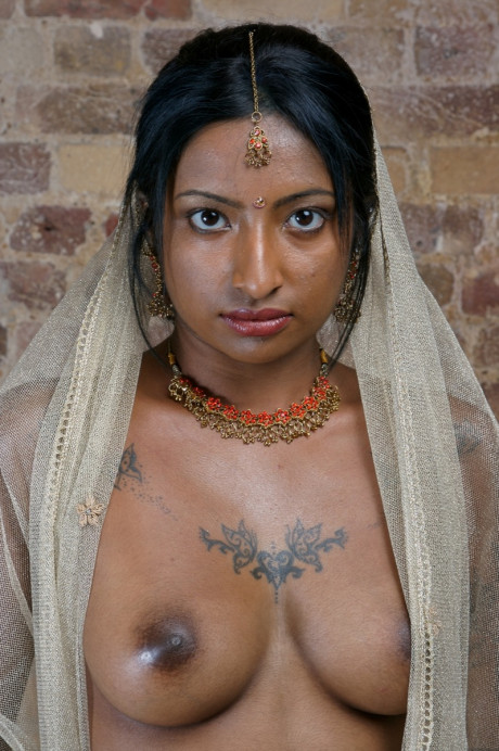 Indian model with tattoos exposes her firm breasts in traditional clothing - #663049