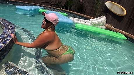 Cute blonde in sunglasses Dee Siren toys her juicy snatch in the pool - Image 6 of 21  in Outdoor category   featuring Dee Siren 