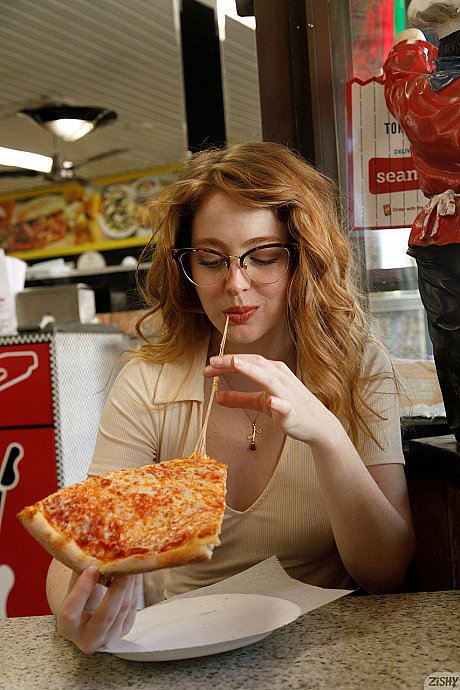 Amateur bombshell Erna O hara shows her round butt & her trimmed bush - Image 2 of 12  in Amateur category   featuring Erna Ohara 