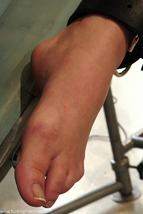 Redheaded American gets toyed while bound to a cold steel table - Gallery #18406