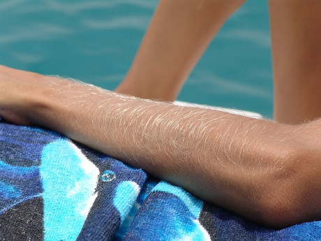 Hot MILF Lori Anderson flaunting her bushy arms in a charming bikini on the beach - #311740