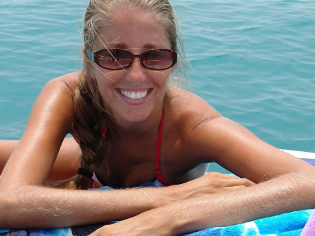 Hot MILF Lori Anderson flaunting her bushy arms in a charming bikini on the beach - #311744