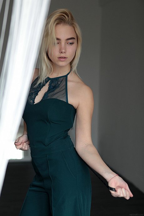 Charming blondie Scarlet exposes her monstrous booty and natural boobs in a solo - Image 4 of 20  in Babe category   featuring Scarlet 