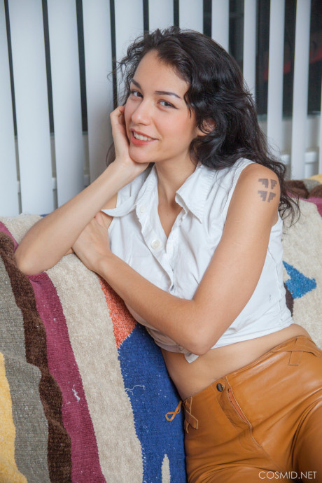Amateur model Jessem Floyd uncovers her humongous natural melons in leather pants - #654528