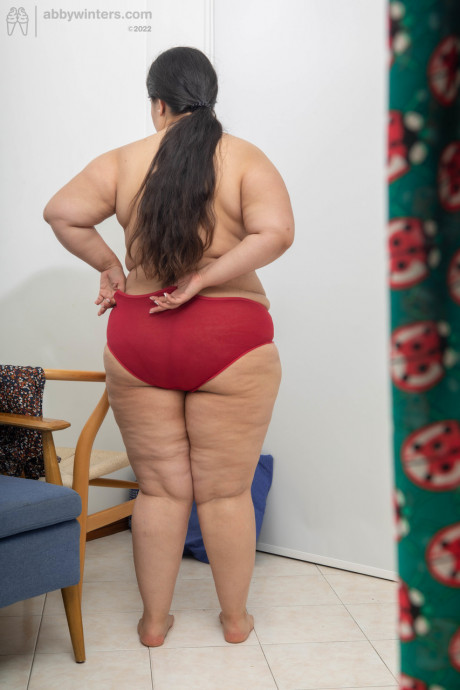 Chunky amateur with humongous juggs Laury gets spied on while getting dressed - #1371919