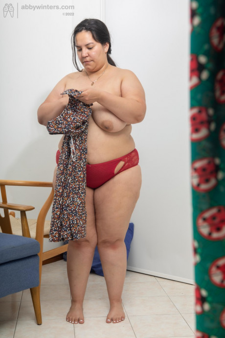 Chunky amateur with humongous juggs Laury gets spied on while getting dressed - #1371921