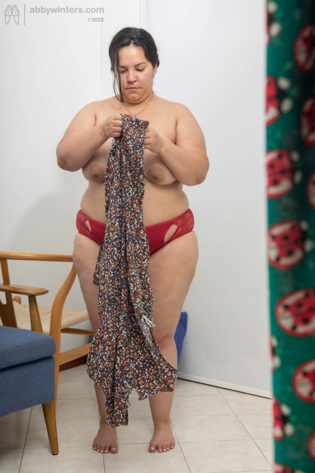 Chunky amateur with humongous juggs Laury gets spied on while getting dressed - #1371923