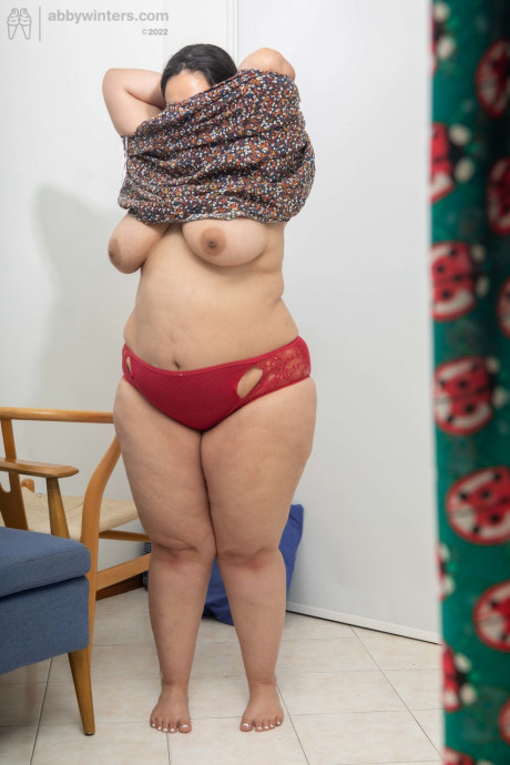 Chunky amateur with humongous juggs Laury gets spied on while getting dressed - #1371925