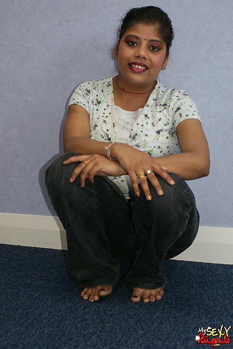 Indian solo lady GF chick Rupali uncups her breasts while getting bareback undressed - Image 2 of 15  in Pregnant category   featuring Rupali 