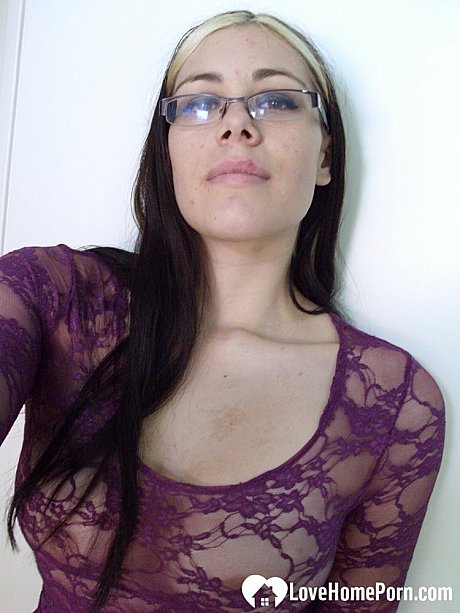 Geeky amateur babe rubs her big melons and shows her monster butt in a solo
