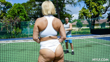 Tennis MILF with a gigantic behind Mellanie Monroe shows her massive breasts and gets hammered - #917197