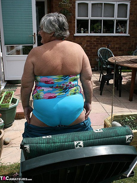 Kinky amateur grandmother Libby inserting a bottle in her meaty vagina in the garden - Image 4 of 20  in Outdoor category   featuring Grandma Libby 