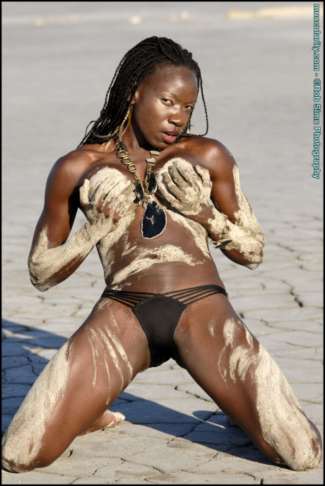 Ebony bodybuilder Camille Elizabeth strikes alluring poses on parched ground - #327279
