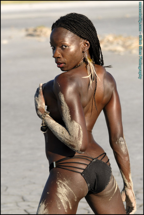 Ebony bodybuilder Camille Elizabeth strikes alluring poses on parched ground - #327282