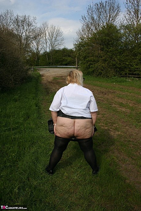 Meaty British woman Lexie Cummings exposes herself in a field while wearing hose - Image 15 of 16  in Pussy category   featuring Lexie Cummings 