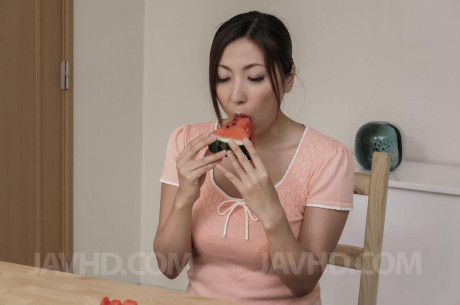 Japanese MILF Mirei Yokoyama eats watermelon before licking a cock - #500303
