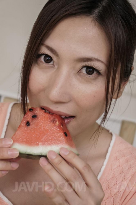 Japanese MILF Mirei Yokoyama eats watermelon before licking a cock - #500304