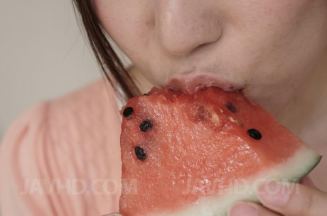 Japanese MILF Mirei Yokoyama eats watermelon before licking a cock - #500305
