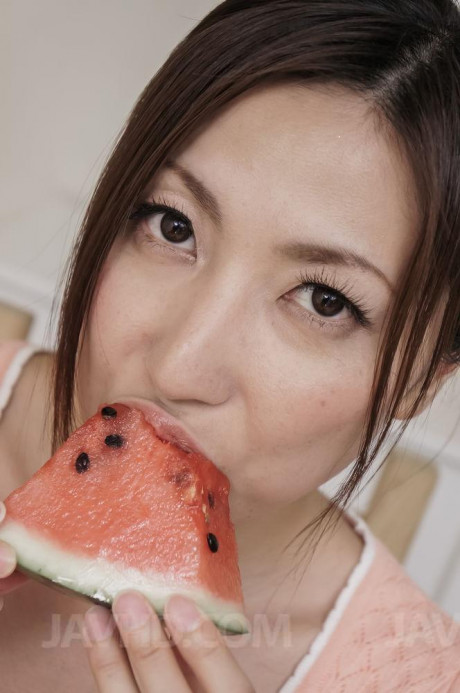 Japanese MILF Mirei Yokoyama eats watermelon before licking a cock - #500306