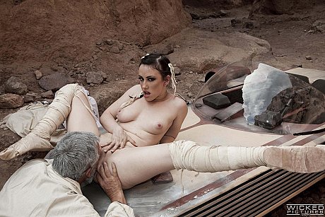 Cosplay slut Jennifer White getting ass drilled by an cougar lover outdoors - Gallery #11552