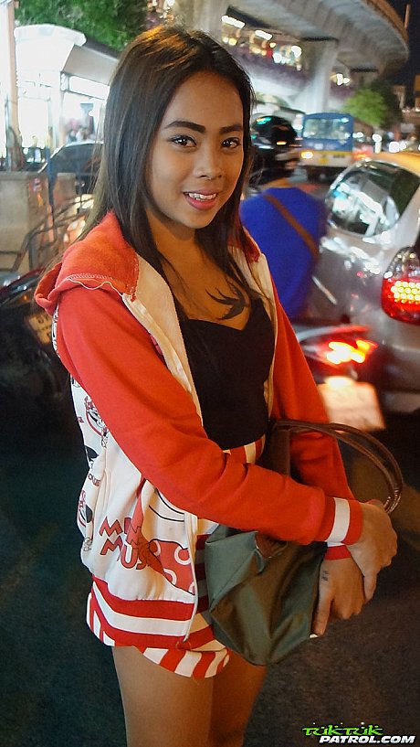 Tourist picks up young Thai lady on the street and creampies her oriental snatch - Image 1 of 20  in Pussy category  