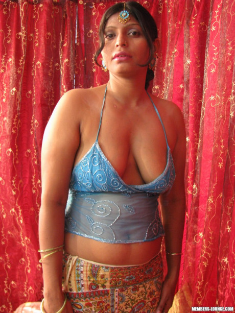 Chubby Indian lady unveils her natural boobies and shaved pussy on a bed - #334534