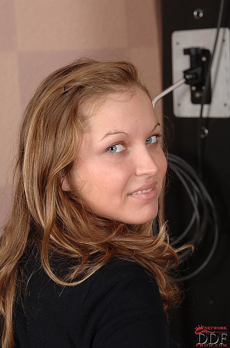 Amateur Hungarian Lesperansa undresses to show off her gigantic boobs & vagina - Image 3 of 21  in Pussy category   featuring Lesperansa 