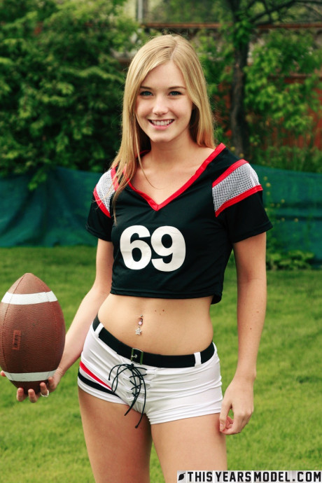 Pretty blondy Jewel doffs sportswear to pose nude while holding a football - #118256