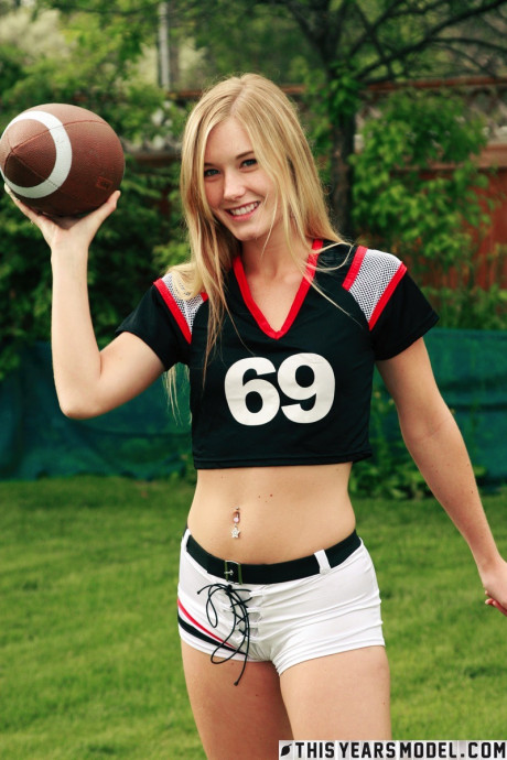 Pretty blondy Jewel doffs sportswear to pose nude while holding a football - #118259